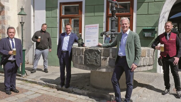 Überschäumende Vorfreude: Braumeister Karl Schwarz (Mitte) unterstützt die Wirte in seiner Heimatstadt. (Bild: Zwettler Bier)