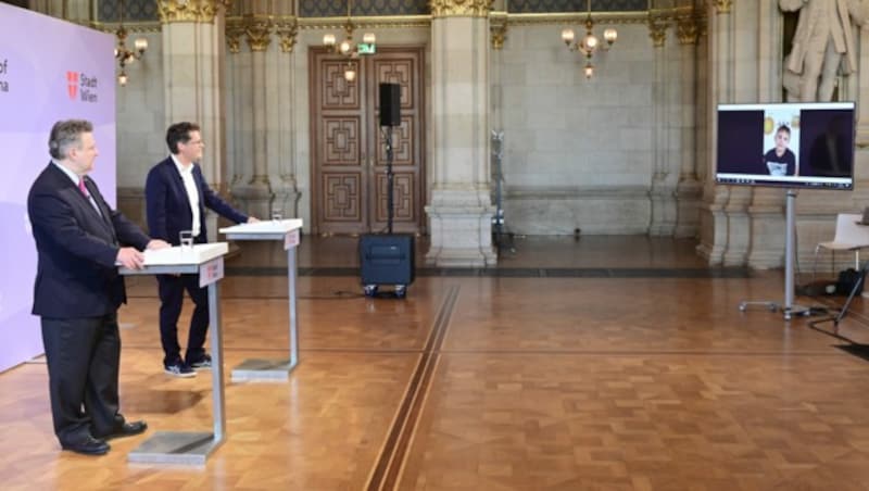 Bürgermeister Michael Ludwig und Jugendstadtrat Jürgen Czernohorszky stellten sich den Fragen der Kinder (Bild: C.Jobst/PID)