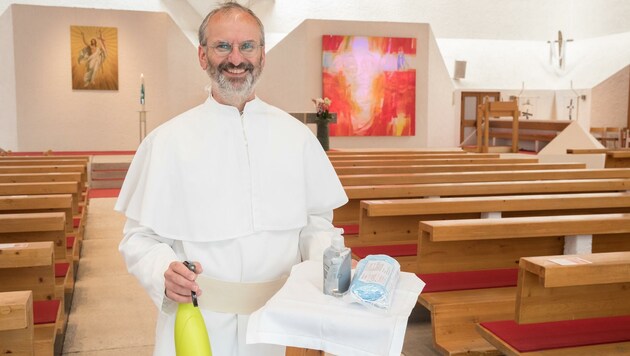 Pfarrer Christoph Pernter aus Völs mit den neuen Mess-Utensilien. Die Gläubigen können kommen. (Bild: Christian Forcher)