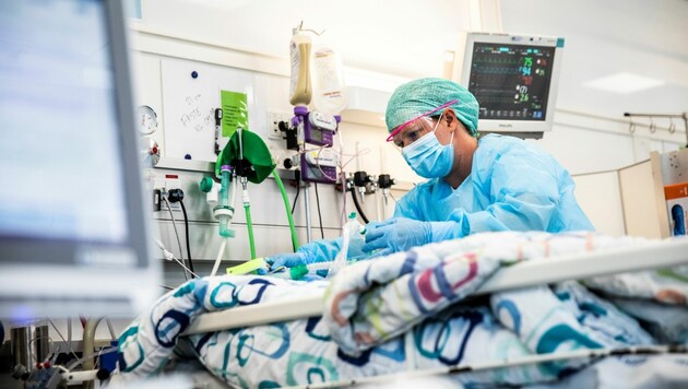 Eine Krankenschwester betreut einen Covid-19-Patienten auf der Intensivstation eines Krankenhauses in Kopenhagen. (Bild: AFP)