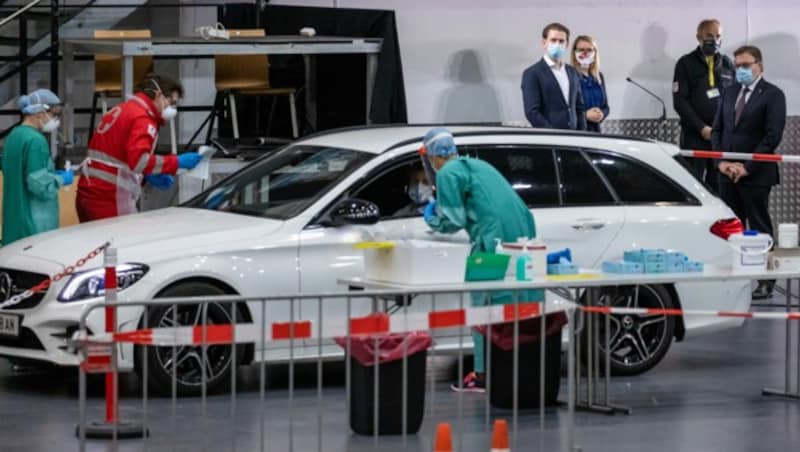 v.l.: Bundeskanzler Sebastian Kurz, Wirtschaftsministerin Margarete Schramböck und Landeshauptmann Günther Platter (allesamt ÖVP) während eines Lokalaugenscheins der Screening-Straße in Innsbruck (Bild: APA/EXPA/JOHANN GRODER)