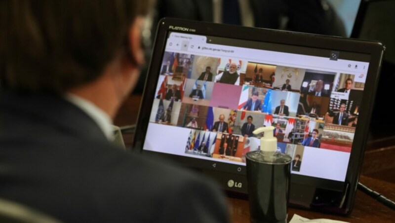 Der brasilianische Präsident Bolsonaro während einer Videokonferenz mit den Staats- und Regierungschefs der G20 im März - damals duschte niemand. (Bild: AFP)