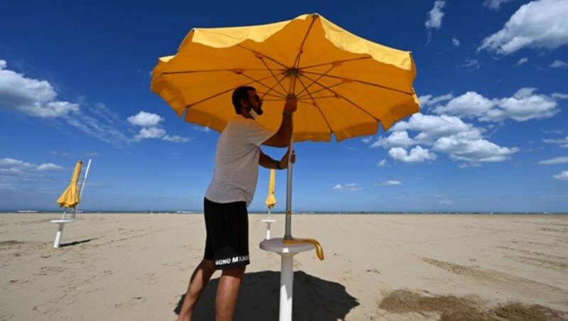 Am Strand von Cesenatico an der Adria würden um diese Zeit schon viele Ausflügler in der Sonne baden. (Bild: AFP )