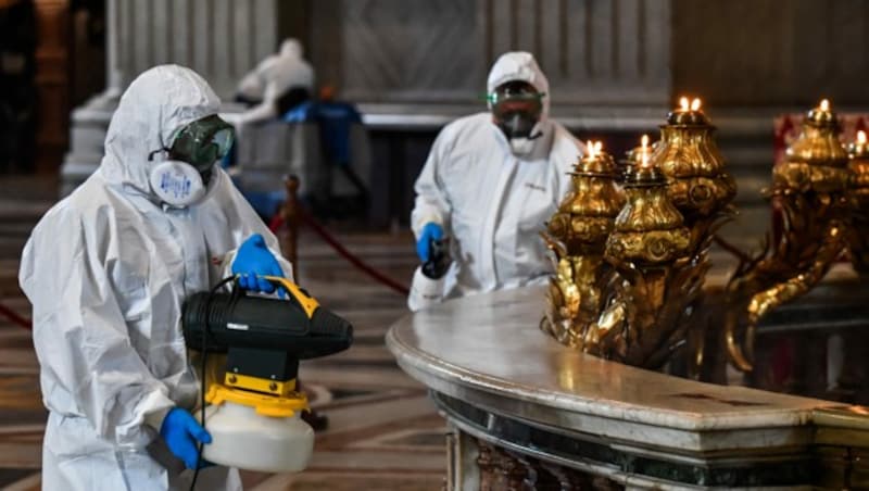 Der Petersdom im Vatikan wird gründlich desinfiziert. (Bild: AFP)