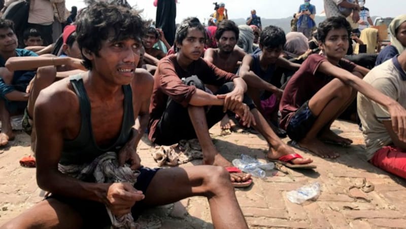 Immer wieder rettet die Küstenwache von Bangladesch geflüchtete Menschen aus dem Wasser. (Bild: AP)