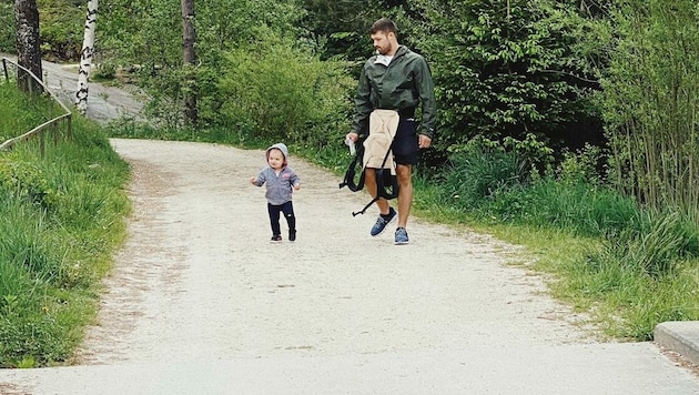 Eishockey-Spieler Andrew Kozek genießt mit seiner Familie die Kärntner Natur. (Bild: ZVG)