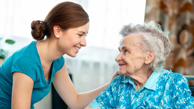 Pflege ist ein anstrengender Beruf voller positiver Elemente (Bild: Alexander Raths/stock.adobe.com)