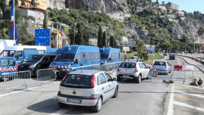 Autos bei der Einreise nach Italien, an der französisch-italienischen Grenze in Menton, im Südwesten von Frankreich. (Bild: AFP )