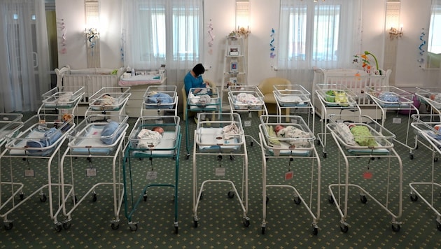 Statt bei ihren Familien zu sein, müssen diese Babys noch von Krankenschwestern in der Ukraine versorgt werden. (Bild: AFP)