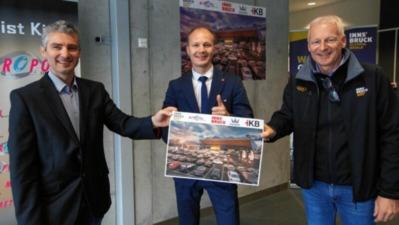 Metropol-GF Mario Hueber , Vizebürgermeister Johannes Anzengruber und Olympiaworld-GF Matthias Schipflinger (v.li.) präsentieren Innsbrucks erstes Autokino, das von 29. Mai bis 30. August offen sein wird. Auch die „Krone“ ist Partner. (Bild: Christian Forcher)