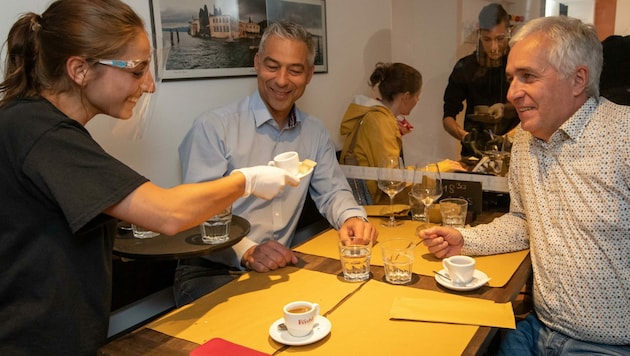 Paola serviert den zahlreich erschienenen Stammgästen im „La Cantina“ den geliebten Espresso. (Bild: Christian Forcher)