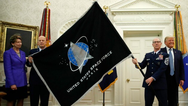 Die Space Force präsentierte ihre neue Flagge - US-Präsident Trump scheint sie allem Anschein nach zu gefallen. (Bild: AP)