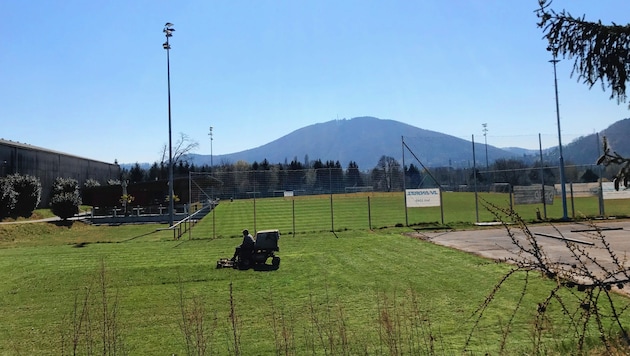 Die Rasenpflege läuft - die steirischen Amateur-Fußballer haben seit gestern Trainingserlaubnis. (Bild: Volker Silli)