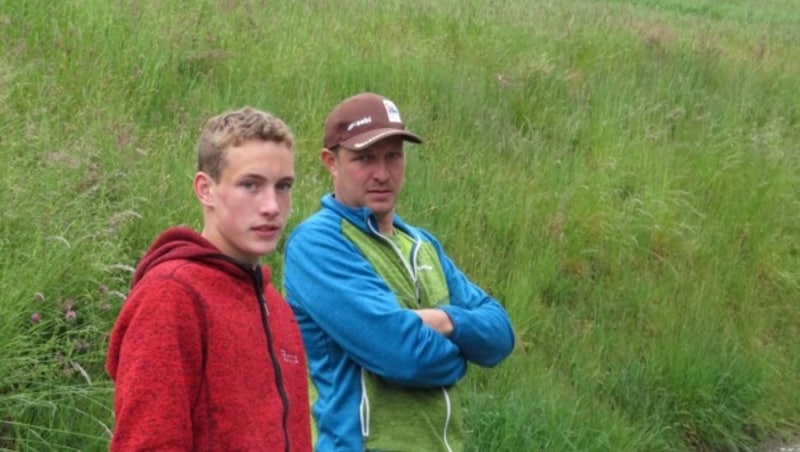 Der Wolf wurde von Hans-Peter (40), am Bild mit Sohn Hannes (16), abgelichtet. (Bild: ZOOM.TIROL)