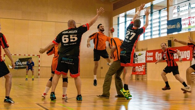 Körperkontakt - so wie 2019 - gab‘s heuer beim Handball-Marathon nicht. Trotzdem wurde eifrigst gespendet. (Bild: Markus Ottisch)