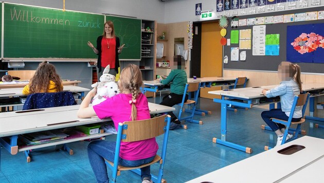 Die Abstandsregeln werden in der Volksschule Reichenau eingehalten. (Bild: Christian Forcher)