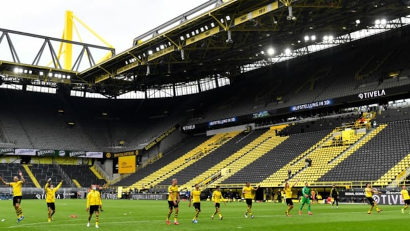 Dortmunds Derby-Helden jubeln vor der leeren Südtribüne. (Bild: AP)