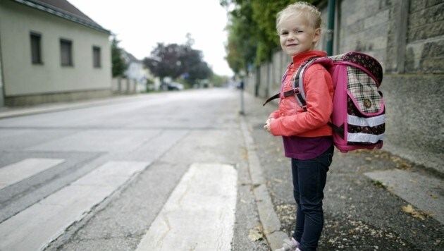 Der Weg zu Kindergärten und Schulen ist gefährlich. Autofahrer sollten Rücksicht nehmen! (Bild: GEORG HOCHMUTH / APA / picturedesk.com)