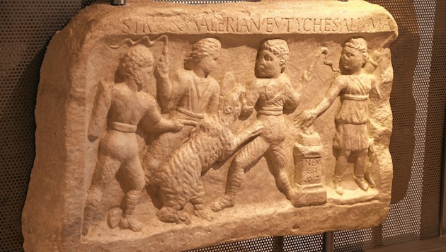 Das Relief zeigt, wie ein Bär mit Peitschen gereizt wird. (Bild: Rojsek-Wiedergut Uta)