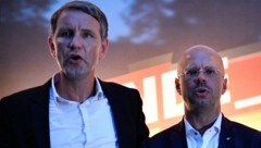 Björn Höcke und Andreas Kalbitz gehören zum rechten Lager der AfD. (Bild: APA/AFP/John MACDOUGALL)