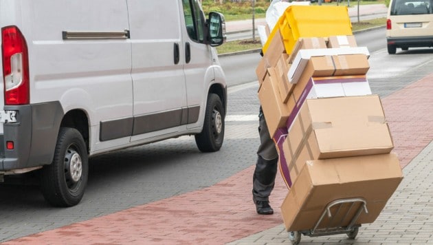 Die Postmitarbeiterinnen bestellten die Waren unter Falschnamen, die Retoursendungen stahlen sie. (Bild: ©Ronald Rampsch - stock.adobe.com)