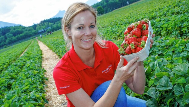 Birgit freut sich auf die frischen, reifen Früchte im Erdbeerland. (Bild: MARKUS TSCHEPP)
