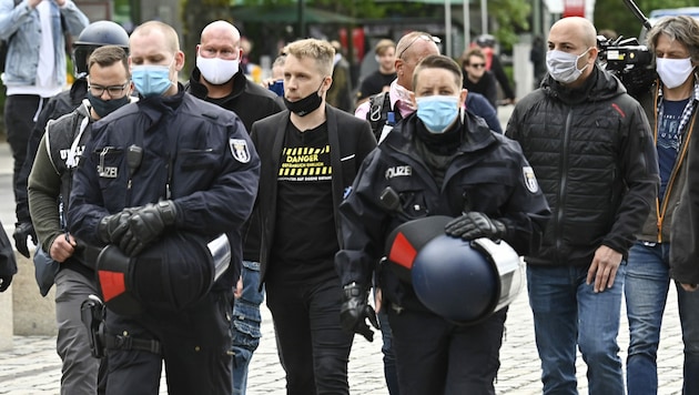 Die Polizei begleitet Oliver Pocher vom Gelände. (Bild: AFP)