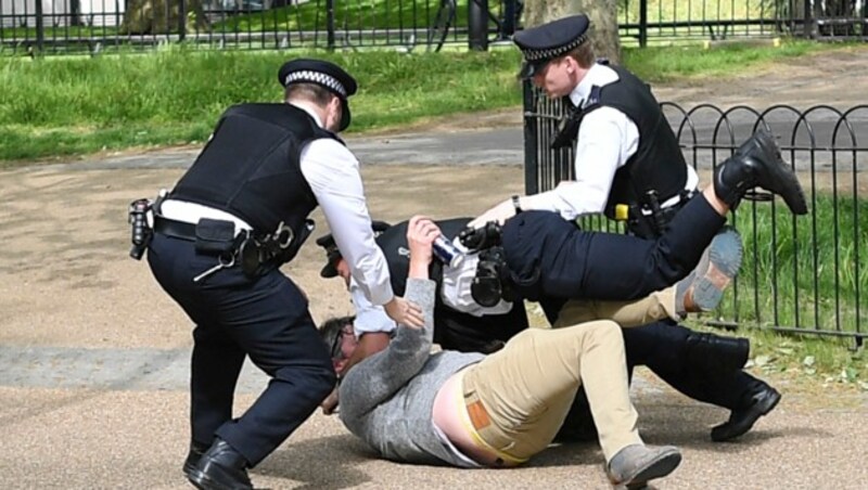 Dieser Mann weigerte sich, den Hyde Park in London zu verlassen - die Exekutive musste nachhelfen. (Bild: AFP)