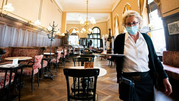 Eine Kellnerin am 16. Mai 2020 im fast leeren Wiener Café Sperl (Bild: APA/GEORG HOCHMUTH)