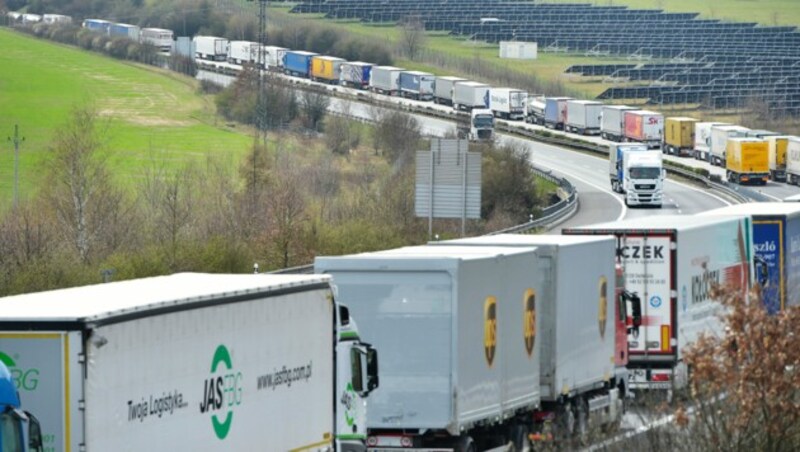 Der Verkehr an den tschechischen Grenzen unterliegt weiterhin sehr strengen Kontrollen. Durch die Lockerungen der Nachbarstaaten steigt aber der Druck auf die Regierung in Prag. (Bild: AP)