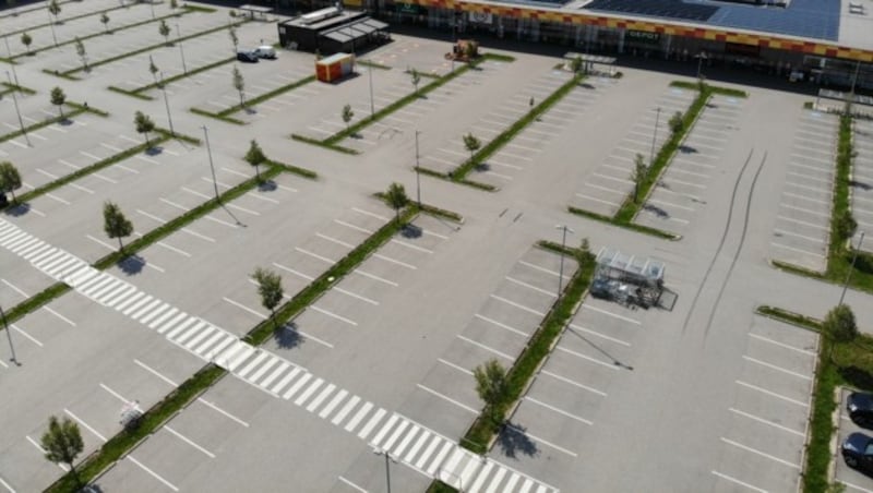 Auf diesem Parkplatz in Asten versammelten sich bis zu 2000 Teilnehmer, die Bremsspuren sind noch deutlich zu sehen. (Bild: Kerschbaummayr Werner)