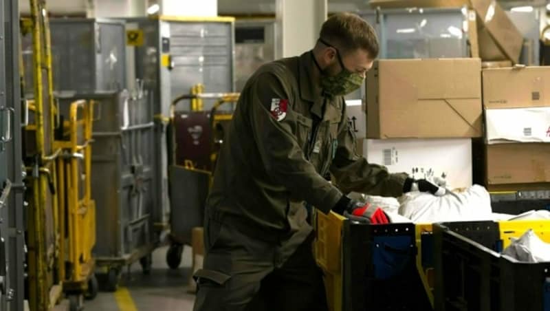 Schon zu Beginn der Pandemie hat das Bundesheer vor allem bei Logistik-Aufgaben ausgeholfen. (Bild: APA/Bundesheer/Robert Hartl)