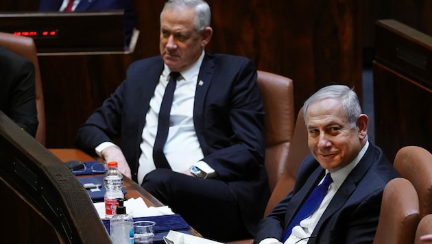 Benjamin Netanyahu bleibt vorerst im Premiersamt. Doch spätestens in eineinhalb Jahren muss er an den Koalitionspartner Benny Gantz übergeben. Vorher beginnt auch noch ein Korruptionsverfahren gegen Netanyahu. (Bild: APA/AFP/KNESSET SPOKESPERSON OFFICE/Adina Valman)