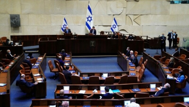 Nach drei Wahlen und einem langen politischen Stillstand hat das israelische Parlament eine neue Regierung angelobt. (Bild: APA/AFP/KNESSET SPOKESPERSON OFFICE/Adina Valman)