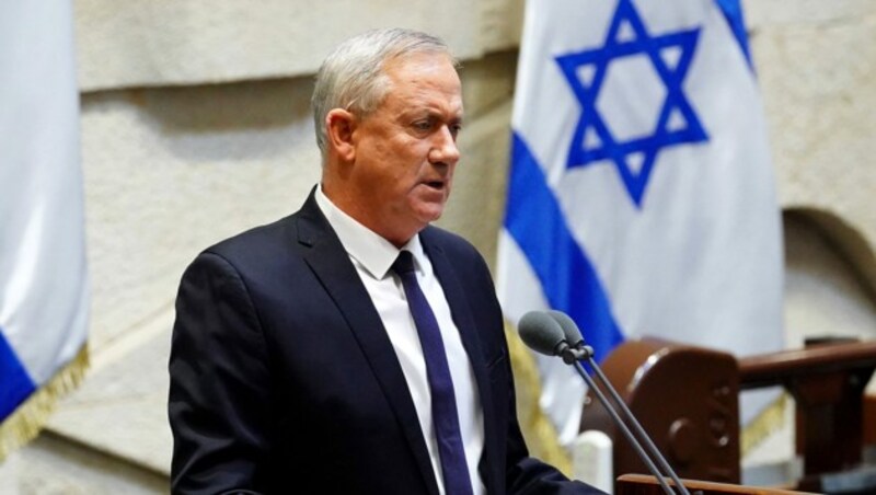 Sein wichtigstes Wahlversprechen hat Benny Gantz nicht halten können: Anstatt Netanyahu abzulösen, lässt sich der Ex-Armeechef auf eine Regierung mit dem unter Korruptionsanklage stehenden Regierungschef ein. (Bild: APA/AFP/KNESSET SPOKESPERSON OFFICE/Adina Valman)