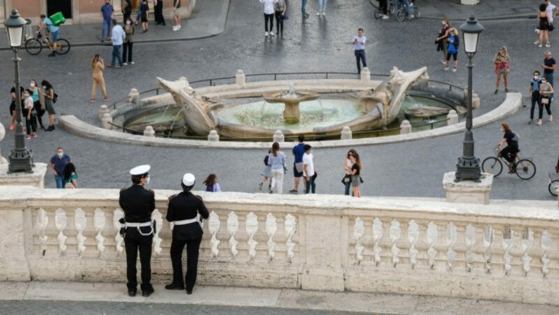 Die Polizei passt auf der Spanischen Treppe in Rom auf, dass sich alle an die Vorschriften halten. (Bild: AFP)