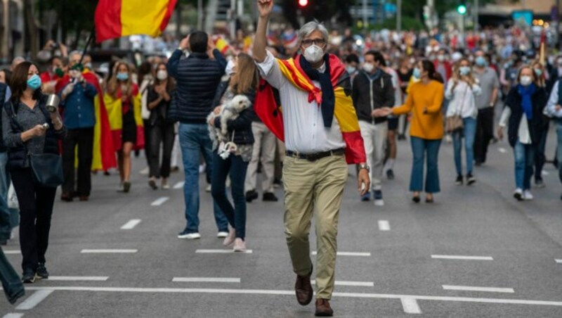 Am Sonntag gab es in Spaniens Hauptstadt Madrid Proteste gegen die Corona-Maßnahmen der Regierung. (Bild: AP)