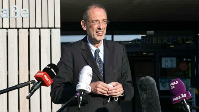 Bildungsminister Heinz Faßmann besuchte eine Volksschule in Brunn am Gebirge. (Bild: APA/HELMUT FOHRINGER)