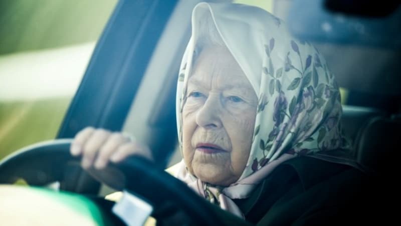 Queen Elizabeth am Steuer (Bild: APA / Daniel LEAL-OLIVAS / AFP)