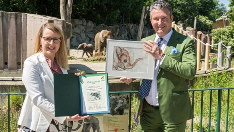 Wirtschaftsministerin Margarete Schramböck (ÖVP) und Tiergartendirektor Stephan Hering-Hagenbeck (Bild: APA/DANIEL ZUPANC)