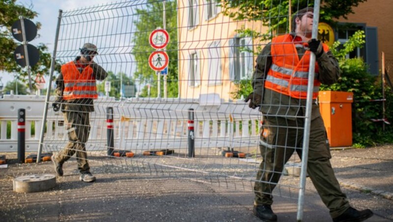 Die deutsch-schweizerische Grenze bei Konstanz und Kreuzlingen. Die beiden Städte am Bodensee sind derzeit mit einem doppelten Zaun voneinander getrennt. (Bild: AP)