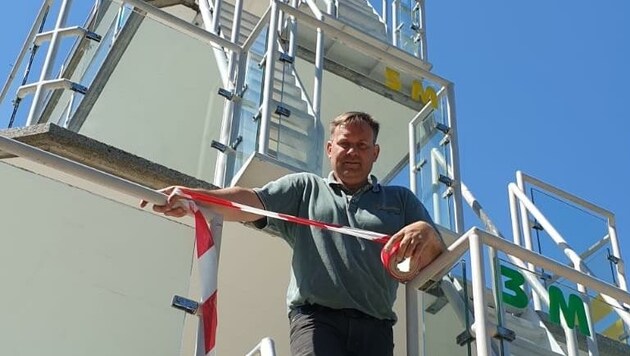 Betriebsleiter Bürger sperrt den Turm (Bild: Moser Andreas)