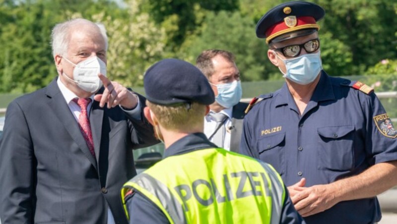 Seehofer freute sich über die Entwicklung der Infektionszahlen in Deutschland und Österreich. (Bild: APA/DPA/PETER KNEFFEL)