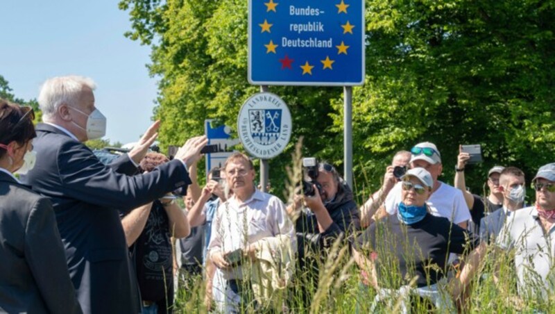 Je nach Entwicklung des Infektionsgeschehens sollen die coronabedingten Grenzkontrollen zwischen Deutschland und Österreich am 15. Juni enden. (Bild: AP)