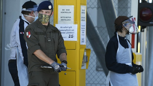 Das Bundesheer hilft im Postverteilungszentrum in Hagenbrunn aus. (Bild: APA/Robert Jäger)