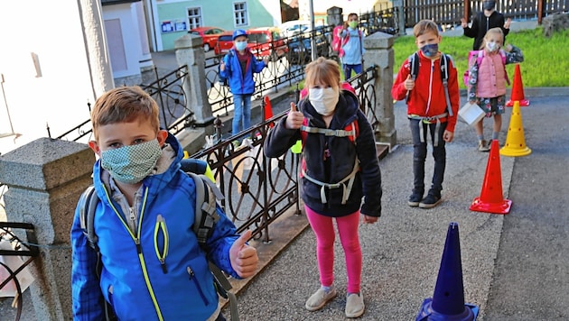 So funktioniert das Abstandhalten auch schon an Volksschulen. (Bild: Marion Hörmandinger)