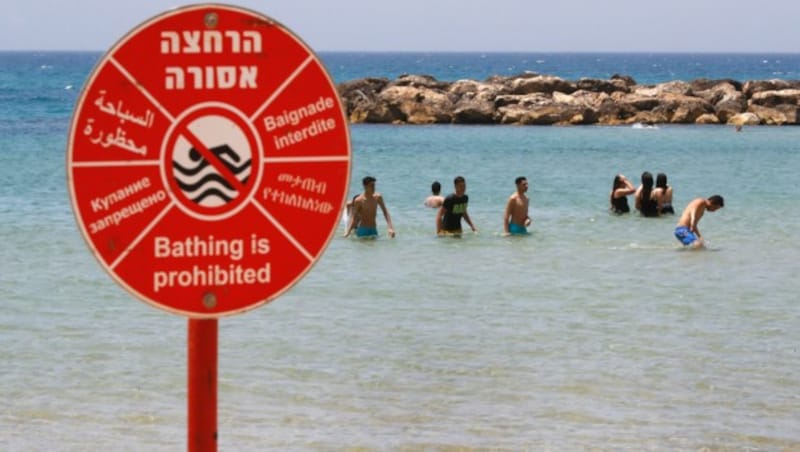 Trotz Badeverbots kühlen sich viele Menschen in Israel während der Hitzewelle im Meer ab. (Bild: AFP)