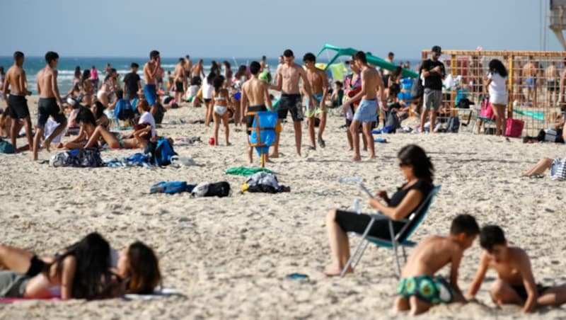 Bei Temperaturen bis zu 40 Grad zieht es viele Israelis derzeit an die Strände. (Bild: AFP)