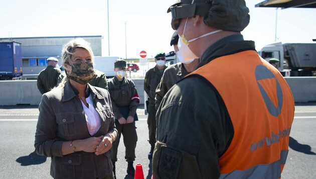 Verteidigungsministerin Klaudia Tanner (ÖVP) im Gespräch mit Soldaten (Bild: APA/BUNDESHEER/GUNTER PUSCH)