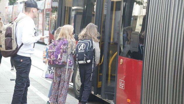 Eine Handvoll Schülerinnen steigt am Terminal in Innsbruck in den Bus ein – vom gewohnten Gewusel ist keine Spur. (Bild: Birbaumer Christof)